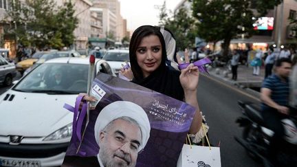 Une supportrice de Hassan Rohani tient le portrait du président. ( Fatemeh Bahrami / ANADOLU AGENCY)