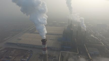 Les fumées rejetées par les nombreuses usines de Tianjin contribuent fortement au smog qui s'est imposé sur la ville.&nbsp; (LI XIAOFEI / IMAGINECHINA)