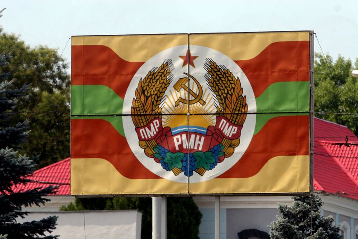 Les armoiries&nbsp;de la Transistrie à l'entrée de Tiraspol, en septembre 2009. (JEAN MARC RAMEL / MAXPPP)