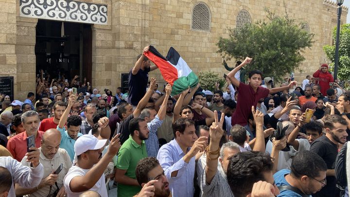 Une manifestation de soutien à la Palestine, après la riposte de l'armée israélienne dans la bande de Gaza consécutive aux attaques du Hamas, devant l'université al-Azhar du Caire (Egypte), le 13 octobre 2023. (MOHAMED ELSHAHED / ANADOLU / AFP)