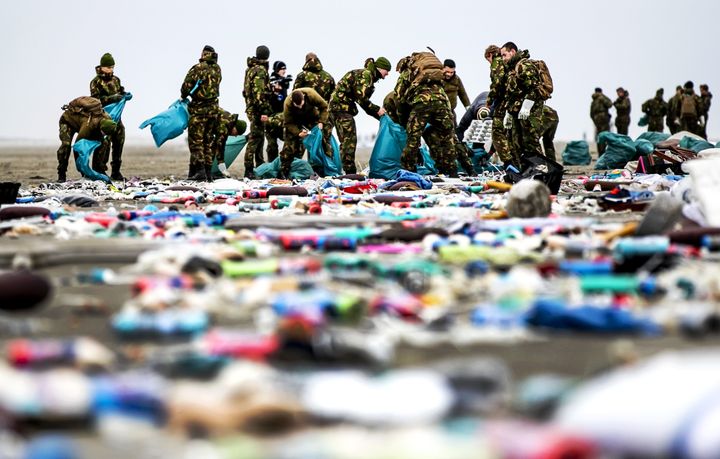 Des militaires néérlandais nettoient la plage à Schiermonnikoog (Pays-Bas),le 4 janvier 2019. (REMKO DE WAAL / ANP / AFP)