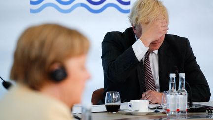 Boris Johnson et Angela Merkel lors d'une réunion du G7 à Carbis Bay, au Royaume-Uni, dimanche 13 juin 2021.&nbsp; (AFP)