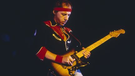 Le guitariste de Dire Straits et chanteur Mark Knopfler, sur scène (date et lieu non précisés). (BILL MARINO / SYGMA / GETTY IMAGES)