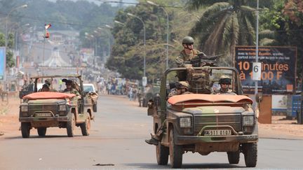 Des soldats de l'op&eacute;ration Sangaris patrouillent dans un quartier de Bangui, le 26 janvier 2014. (ISSOUF SANOGO / AFP)