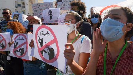 Manifestation devant le parlement tunisien pour protester contre un projet de loi accordant l'impunité aux forces de l'ordre. Tunis le 6 octobre 2020. (FETHI BELAID / AFP)