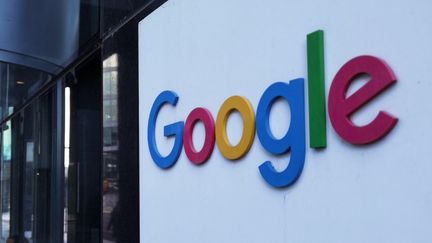 Le logo de Google devant le siège européen de l'entreprise, le 8 mai 2021 à Dublin (Irlande). (ARTUR WIDAK / NURPHOTO)