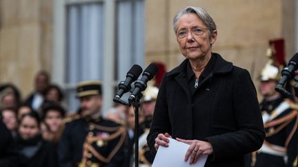 Elisabeth Borne lors de la passation de pouvoir avec Gabriel Attal, à Matignon, à Paris, le 9 janvier 2024. (ANDREA SAVORANI NERI / NURPHOTO / AFP)