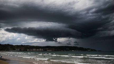 De violents orages éclatent à Hendaye, dans les Pyrénées-Atlantiques, le 15 juin 2016.&nbsp; (MAXPPP)