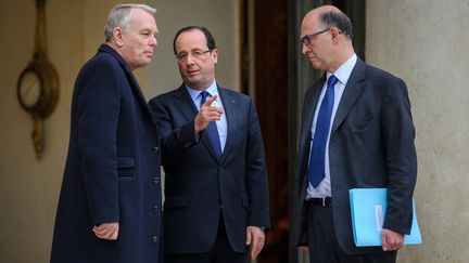 Le Premier ministre, Jean-Marc Ayrault, le pr&eacute;sident de la R&eacute;publique, Fran&ccedil;ois Hollande, et le ministre de l'Economie, Pierre Moscovici, sur le perron de l'Elys&eacute;e, le 4 janvier 2013. (MAXPPP)