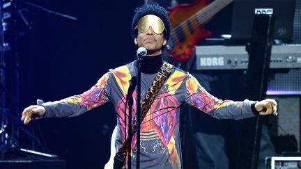 Prince arbore un look "années 70", à sa manière, avec coupe afro et tunique psychédélique sur la scène du iHeart Music Festival au Grand Garden Arena de Las Vegas (Etats-Unis), le 22 septembre 2012.
 (ISAAC BREKKEN / GETTY IMAGES NORTH AMERICA)