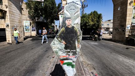 Le portrait de Jamil al-Amouri, fondateur du groupe militant palestinien des "Brigades de Jénine", est affiché à l'entrée du camp de Jénine, le 5 juillet 2023. (AHMAD GHARABLI / AFP)