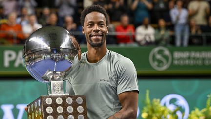 Gaël Monfils avec le trophée du tournoi ATP 250 de Stockholm (Suède), le 22 octobre 2023. (ANDERS WIKLUND / TT NEWS AGENCY via AFP)