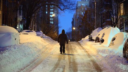 Idem dans cette rue de New York, où les voitures sont recouvertes par une épaisse couche de neige.&nbsp; (ASTRID RIECKEN / GETTY IMAGES NORTH AMERICA / AFP)