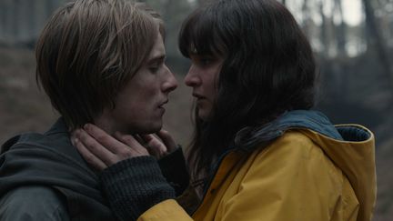 Dark est aussi une histoire d'amour à travers les temps, entre Jonas Kahnwald (Louis Hofmann) et Martha Nielsen ( Lisa Vicari)&nbsp; (NETFLIX)