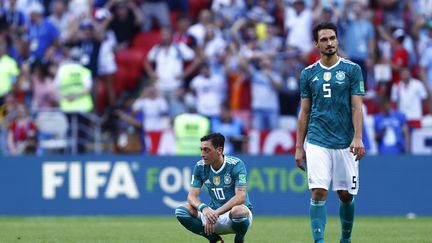 Mesut Özil et Mats Hummels après la défaite face à la Corée du Sud. (BENJAMIN CREMEL / AFP)