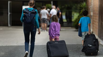 Une mère qui accompagne sa fille en France, en 2023. (FRED TANNEAU / AFP)