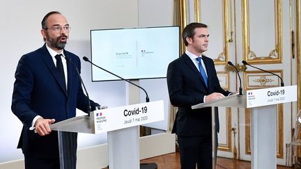 Edouard Philippe, alors Premier ministre et Olivier Véran, le ministre de la Santé et des Solidarités lors d'un point presse à Matignon, le 7 mai 2020. (CHRISTOPHE ARCHAMBAULT / POOL / AFP)