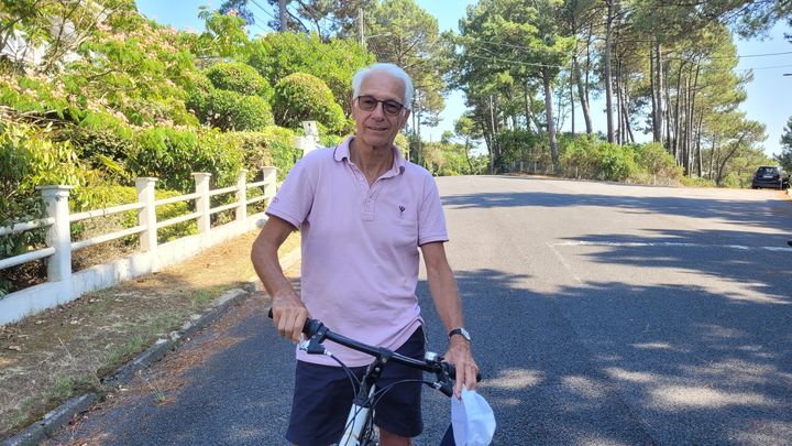 Daniel est venu en vélo vérifier que sa maison n'a pas été touchée par l'incendie au Pyla (Gironde), le 21 juillet 2022. (THOMAS GIRAUDEAU / RADIO FRANCE)