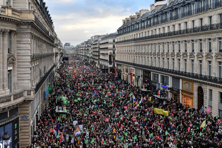 Les opposants à l'ouverture de la PMA à toutes les femmes manifestent sur l'avenue de l'Opéra à Paris, le 19 janvier 2020. (JULIEN MATTIA / ANADOLU AGENCY / AFP)