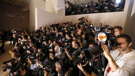 Les photographes et cameramen assistent au d&eacute;fil&eacute; Giorgio Armani haute couture automne-hiver 2013/14 &agrave; Paris, le 2 juillet 2013. (CHARLES PLATIAU / REUTERS)