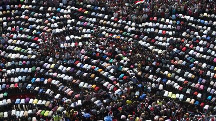 Des milliers d'opposants au pr&eacute;sident &eacute;gyptien, Mohamed Morsi prient sur la place Tahrir au Caire (Egypte), le 30 juin 2013. (KHALED DESOUKI / AFP)