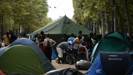 Des migrants évacués d'un camp à Toulouse par des CRS, le 29 août 2022. (VALENTINE CHAPUIS / AFP)