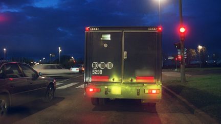 Un&nbsp;fourgon de transports de fonds effectue sa tournée, le 9 novembre 2000 à Saint-Denis, au nord de Paris (illustration). (MANOOCHER DEGHATI / AFP)