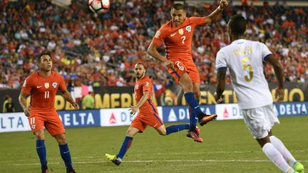 Alexis Sanchez (Chili) marque de la tête contre le Panama lors de la Copa America 2016 (DON EMMERT / AFP)