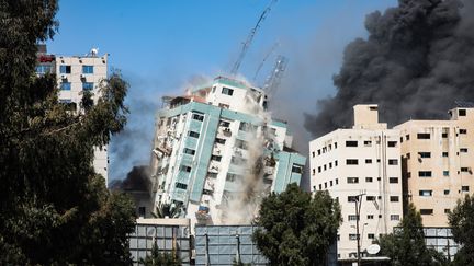 L'immeuble qui abrite plusieurs médias à Gaza (Palestine) détruit par les frappes israéliennes, le 15 mai 2021. (SOPA IMAGES / LIGHTROCKET / GETTYIMAGES)