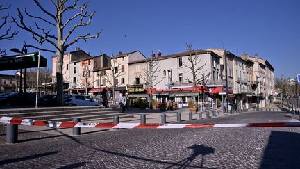 Le centre-ville de Romans-sur-Isère (Drôme) après qu'un homme a tué deux personnes et en a blessé cinq autres avec un couteau, le 4 avril 2020.&nbsp; (JEFF PACHOUD / AFP)