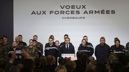 Le président Emmanuel Macron présente ses vœux aux armées, le 19 janvier 2024 à Cherbourg (Manche). (CHRISTOPHE PETIT TESSON / AFP)