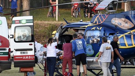 Les blessés évacués après l'accident de voiture lors du prologue (FRANCK FIFE / AFP)