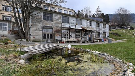 Mia et sa mère ont été retrouvées le 18 avril 2021 dans cette&nbsp;usine désaffectée squattée, à&nbsp;Sainte-Croix,&nbsp;dans le canton de Vaud (Suisse). (FABRICE COFFRINI / AFP)