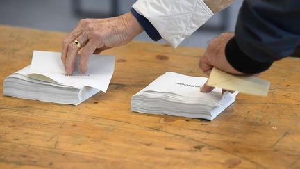 Des électeurs dans un bureau de vote de Rennes (Ille-et-Vilaine), pour le second tour de l'élection présidentielle, le 7 mai 2017. (DAMIEN MEYER / AFP)