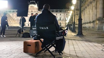 Omar Sy&nbsp;et des membres de l'équipe de&nbsp;tournage&nbsp;d'un épisode de "Lupin", à Paris (2021) (EMMANUEL GUIMIER /NETFLIX / THE HOLLYWOOD ARCHIVE / MAXPPP)