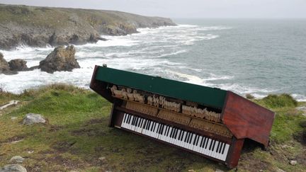 Un piano droit d'au moins 150 kilos a &eacute;t&eacute; d&eacute;couvert au bord d&rsquo;une falaise, &agrave; Plogoff (Finist&egrave;re), le 22 mars 2013. (MAXPPP)