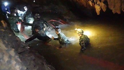 Soldats de la Royal Thai Navy SEAL inspectant la grotte de&nbsp;Tham Luang&nbsp;en Thaïlande, le 29 juin 2018. (HANDOUT / ROYAL THAI NAVY)