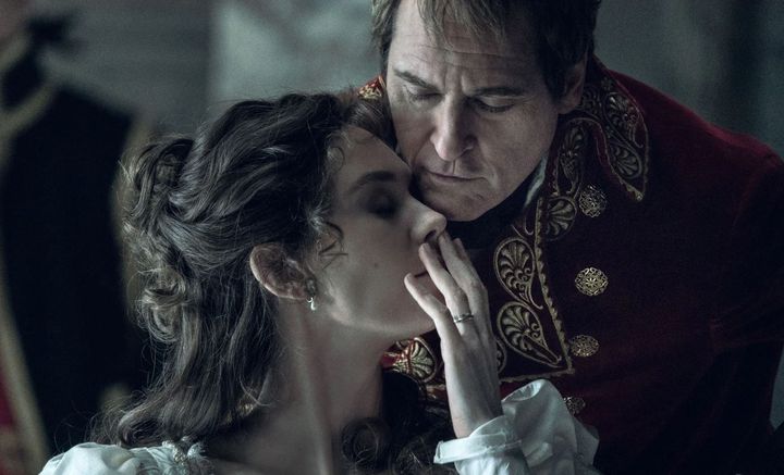 Napoléon Bonaparte et Joséphine de Beauharnais, alias Joaquin Phoenix et Vanessa Kirby, dans le film "Napoléon" de Ridley Scott (2023). (SONY PICTURES / APPLE TV+)