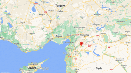 Des frappes ont notamment visé la région de Tall Rifaat (repère rouge), non loin de la frontière avec la Turquie. (GOOGLE MAPS)