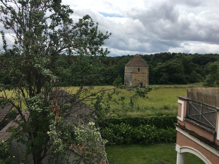 La vue depuis la chambre des trois lycéennes, à l'abbaye&nbsp;Saint-Louis-du-Temple près de Paris. (Claire Leys)