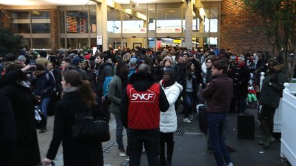 Des passagers patientent gare de Paris-Bercy, le 23 décembre 2017. (JACQUES DEMARTHON / AFP)