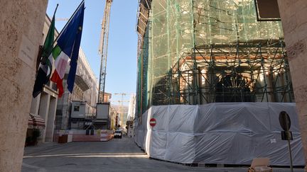 Les bâtiments de L'Aquila (Italie) toujours en travaux le 25 août 2016, sept ans après le séisme qui a dévasté la ville. (MAURIZIO GAMBARINI / DPA / AFP)