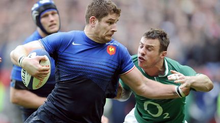 Le Fran&ccedil;ais Pascal Pape &agrave; la bataille face &agrave; l'Irlandais Tommy Bowe, le 4 mars 2012 au Stade de France. (FRANCK FIFE / AFP PHOTO)