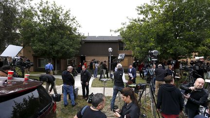 Des journalistes devant la maison des auteurs de l'attentat de San Bernardino, en Californie (Etats-Unis), le 4 décembre 2015, deux jours après. (MARIO ANZUONI / REUTERS)