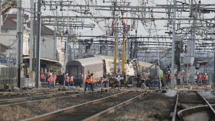 Un train Paris-Limoges a d&eacute;raill&eacute;, le 12 juillet 2013, en gare de Br&eacute;tigny-sur-Orge (Essonne), faisant sept morts et des dizaines de bless&eacute;s. (KENZO TRIBOUILLARD / AFP)