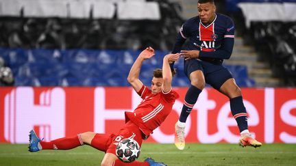 Kylian Mbappé face à Joshua Kimmich le 13 avril 2021. (FRANCK FIFE / AFP)