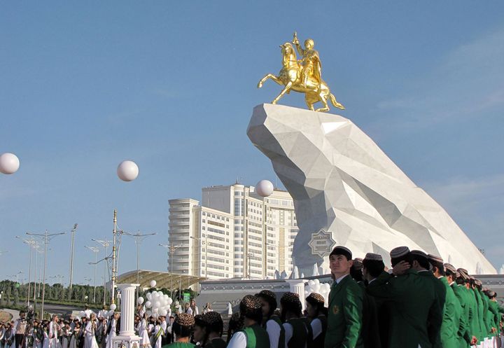 La statue équestre du président Berdimoukhamedov érigée en 2015. (AFP)