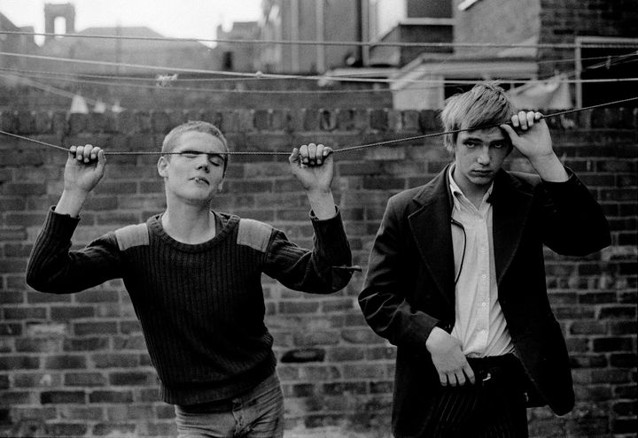 Glenn et Paul sur la corde à linge. Série "Unemployment" (1981) - série de Tish Murtha exposée à la galerie du centre culturel&nbsp; (Tish Murtha)