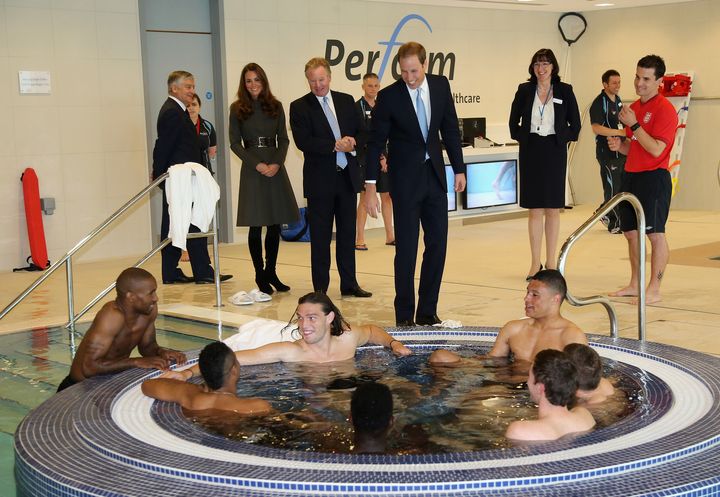 Le prince William et Kate parlent aux joueurs de l'&eacute;quipe nationale, le 9 octobre 2012, &agrave; Saint-George's Park, &agrave; Burton-upon-Trent,&nbsp;au Royaume-Uni. (CHRIS JACKSON / GETTY IMAGES EUROPE / AFP)