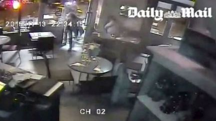 &nbsp; (L'attaque terroriste vue de l'intérieur du restaurant "Casa Nostra" © capture d'écran du Daily Mail)